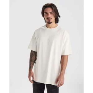 Camiseta Roly 6560 de manga corta en blanco roto, vista frontal sobre un modelo.
