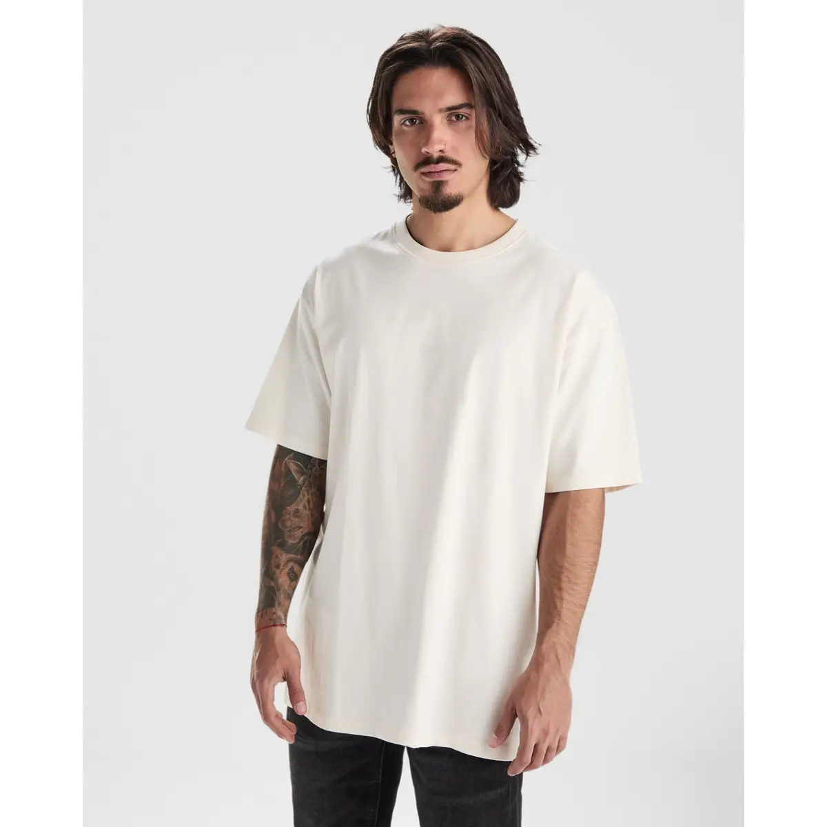 Camiseta gruesa de manga corta Unisex Roly BULL 1 Camiseta Roly 6560 de manga corta en blanco roto, vista frontal sobre un modelo.