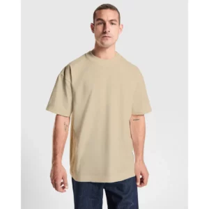 Camiseta Roly 6561 de manga corta en beige, vista frontal sobre un modelo.