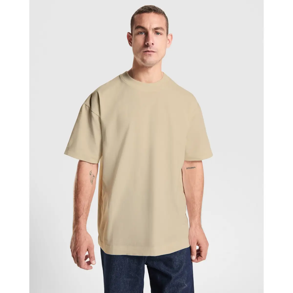 Camiseta gruesa de manga corta Unisex Roly CHOW 1 Camiseta Roly 6561 de manga corta en beige, vista frontal sobre un modelo.