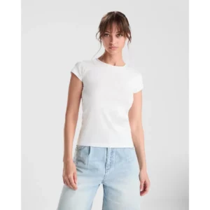 Camiseta Roly 6597 de manga corta en blanco, vista frontal sobre una modelo.