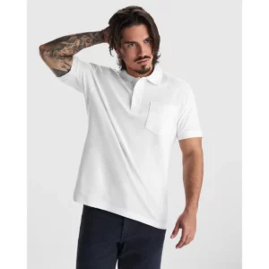 Polo Roly CENTAURO PREMIUM en blanco, vista frontal con modelo