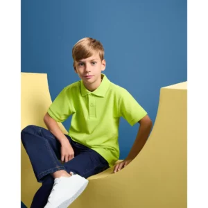 Polo Roly PEGASO PREMIUM en verde mantis, vista frontal con modelo infantil