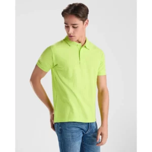 Polo Roly PEGASO PREMIUM en verde mantis, vista frontal con modelo