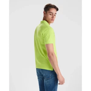 Polo Roly PEGASO PREMIUM en verde mantis, vista trasera con modelo