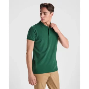 Polo Roly PRINCE en verde botella, vista frontal con modelo