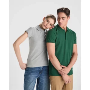 Polo Roly PRINCE en verde botella, junto a un polo femenino gris