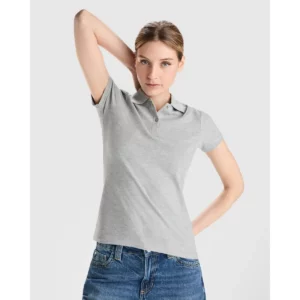 Polo Roly PRINCE WOMAN en gris vigoré, vista frontal con modelo