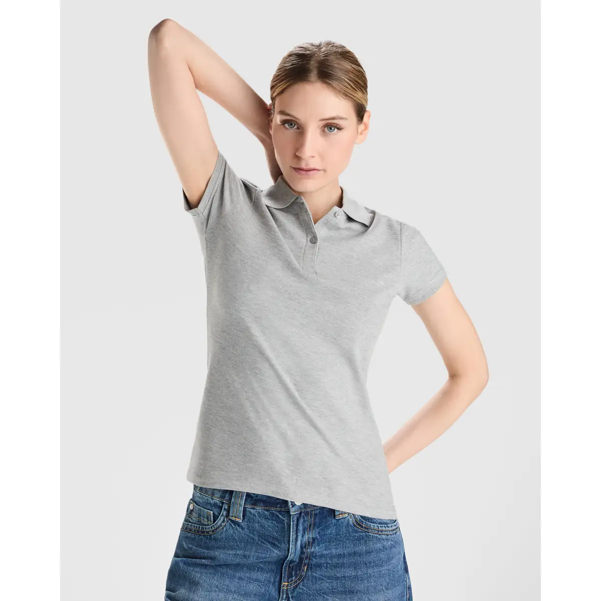 Polo algodón orgánico mujer Roly PRINCE WOMAN 1 Polo Roly PRINCE WOMAN en gris vigoré, vista frontal con modelo