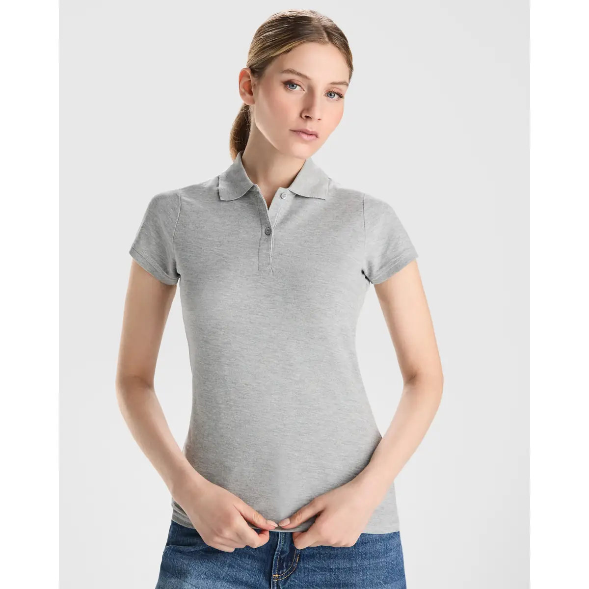 Polo algodón orgánico mujer Roly PRINCE WOMAN 2 Polo Roly PRINCE WOMAN en gris vigoré, vista frontal con modelo