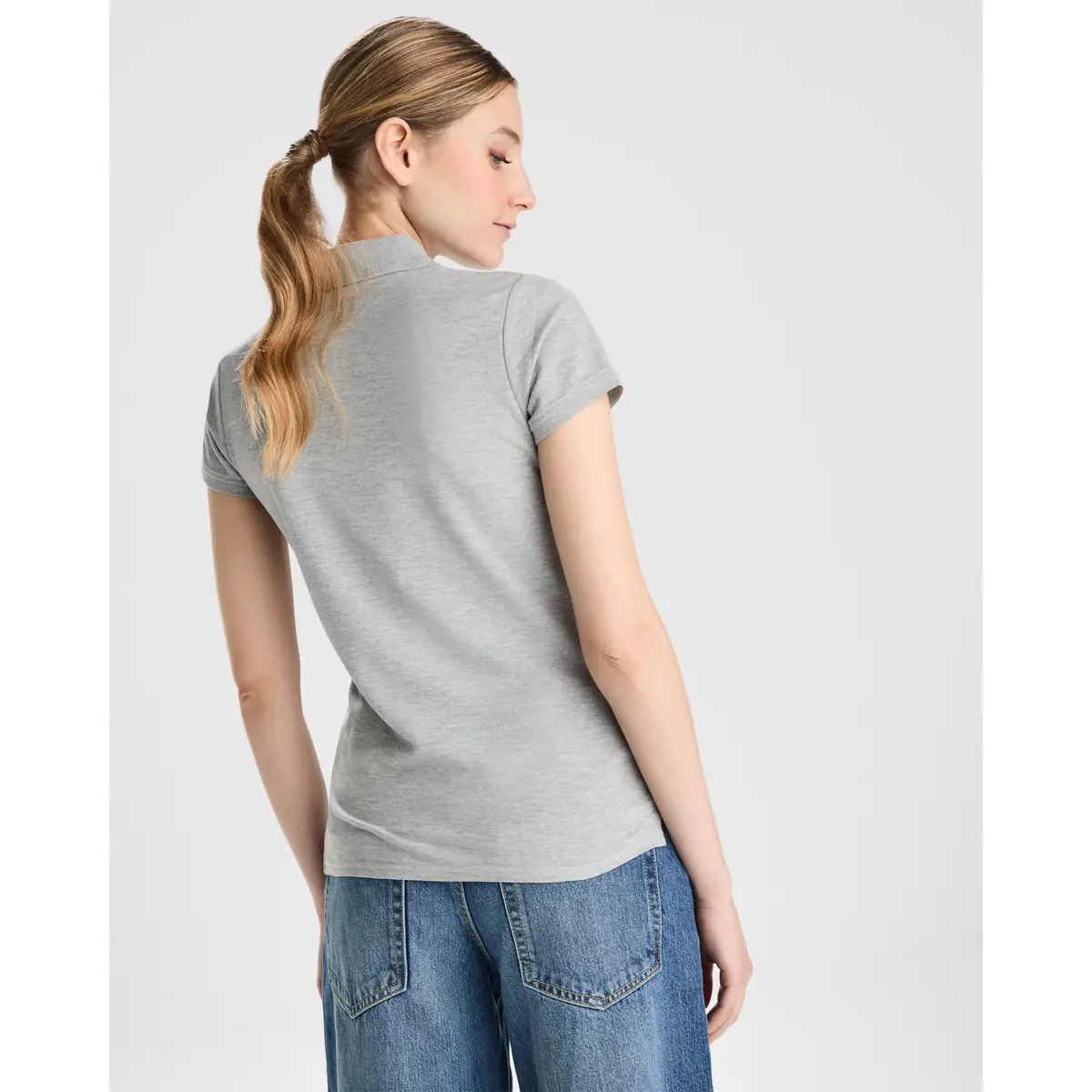 Polo algodón orgánico mujer Roly PRINCE WOMAN 7 Polo Roly PRINCE WOMAN en gris vigoré, vista trasera con modelo