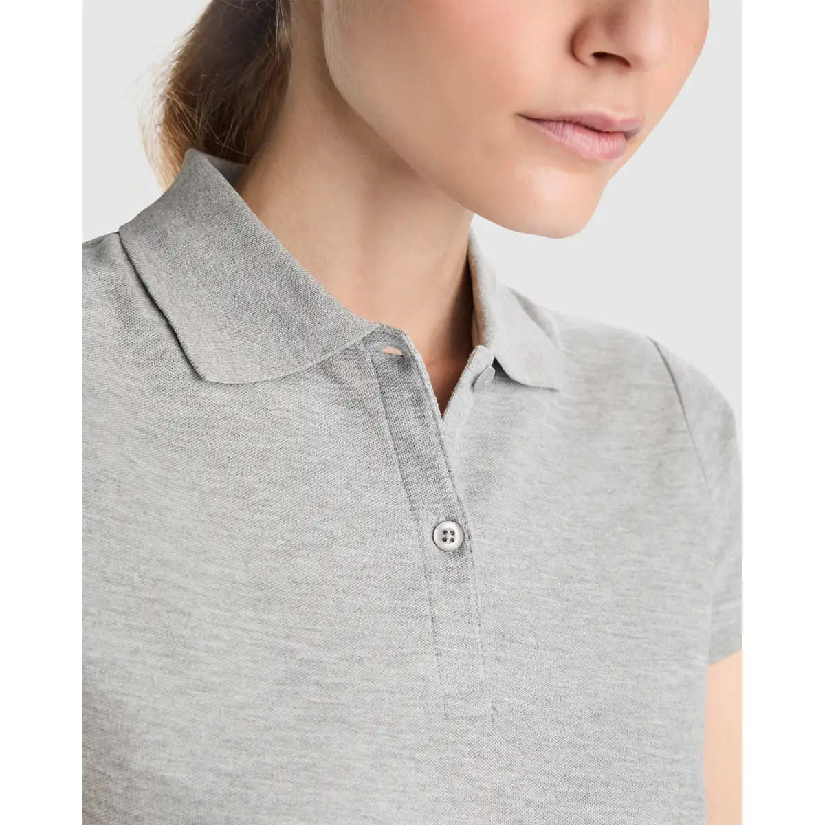 Polo algodón orgánico mujer Roly PRINCE WOMAN 8 Polo Roly PRINCE WOMAN en gris vigoré, detalle del cuello y la tapeta