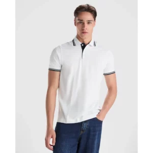 Polo Roly MONTREAL en blanco y azul marino, vista frontal con modelo