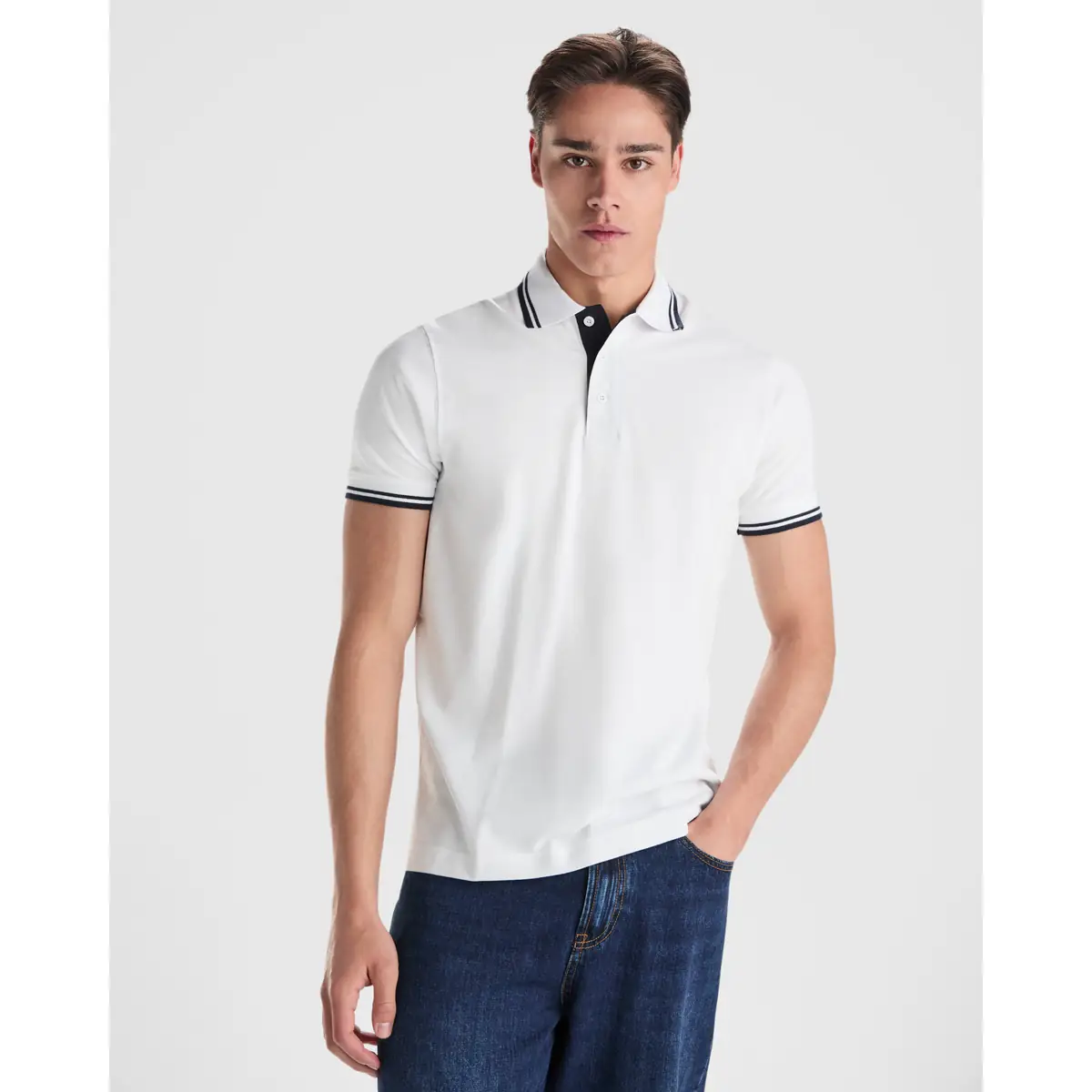 Polo algodón peinado hombre Roly MONTREAL 1 Polo Roly MONTREAL en blanco y azul marino, vista frontal con modelo