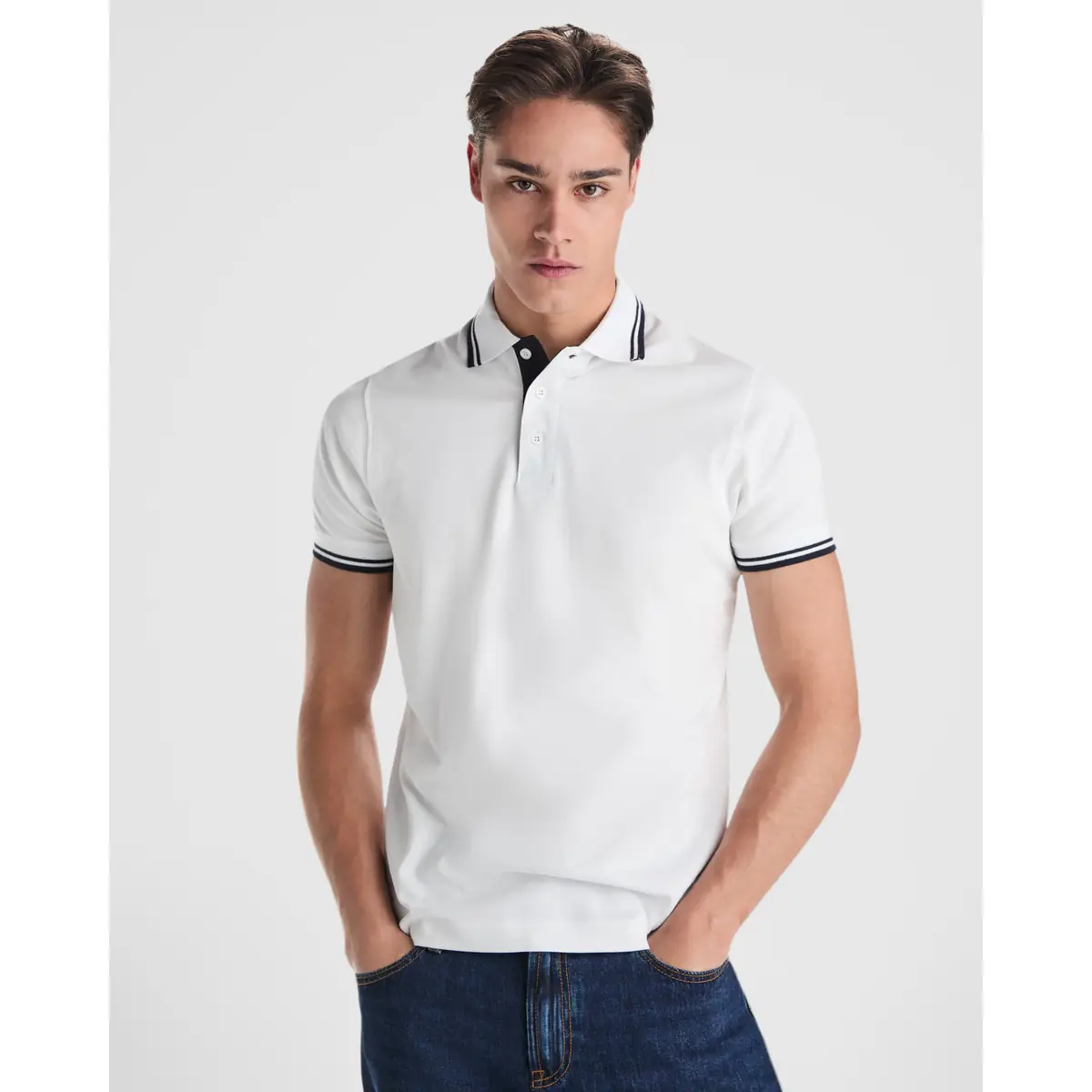 Polo algodón peinado hombre Roly MONTREAL 2 Polo Roly MONTREAL en blanco y azul marino, vista frontal con modelo