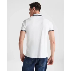 Polo Roly MONTREAL en blanco y azul marino, vista trasera con modelo