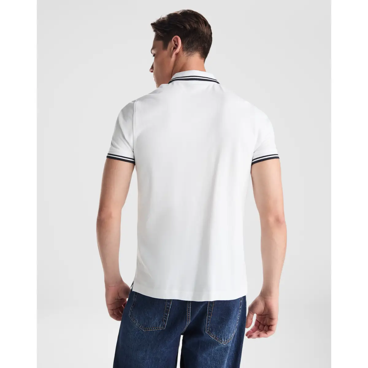 Polo algodón peinado hombre Roly MONTREAL 23 Polo Roly MONTREAL en blanco y azul marino, vista trasera con modelo