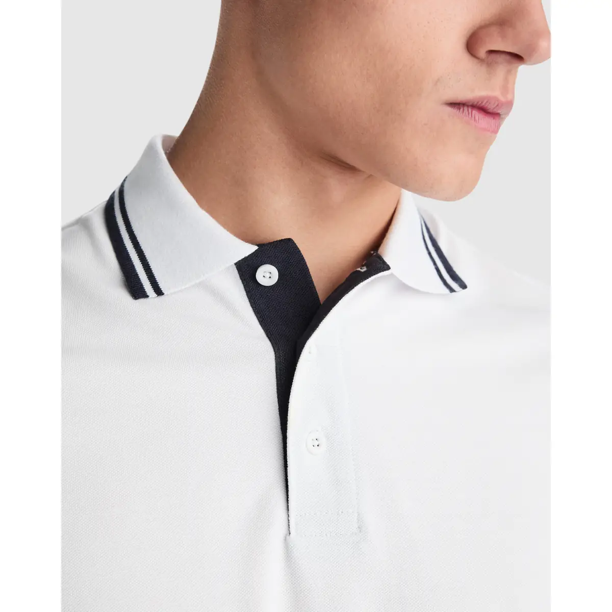 Polo algodón peinado hombre Roly MONTREAL 24 Polo Roly MONTREAL en blanco y azul marino, detalle del cuello y la tapeta