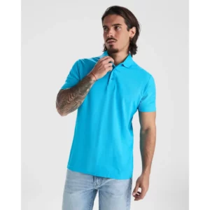 Polo Roly AUSTRAL en turquesa, vista frontal con modelo