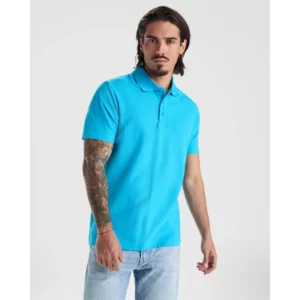 Polo Roly AUSTRAL en turquesa, vista frontal con modelo
