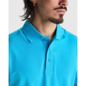 Polo Roly AUSTRAL en turquesa, detalle del cuello y la tapeta