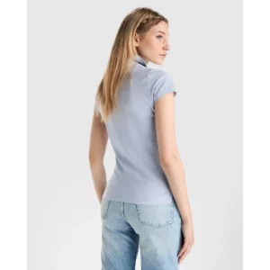 Polo Roly STAR WOMAN en azul zen, vista trasera con modelo