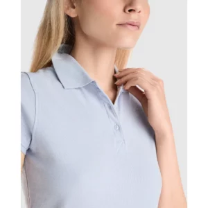 Polo Roly STAR WOMAN en azul zen, detalle del cuello y la tapeta