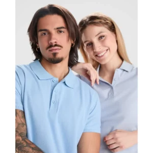 Polo Roly STAR WOMAN en azul zen, junto a un polo masculino celeste, encuadre del torso
