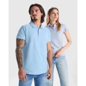Polo Roly STAR WOMAN en azul zen, junto a un polo masculino celeste, modelos de pie