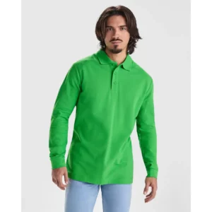 Polo Roly ESTRELLA L/S en verde grass de manga larga, vista frontal con modelo