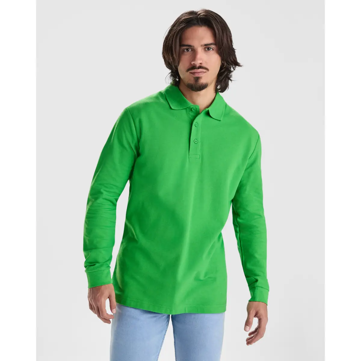 Polo piqué manga larga Roly ESTRELLA L/S 1 Polo Roly ESTRELLA L/S en verde grass de manga larga, vista frontal con modelo