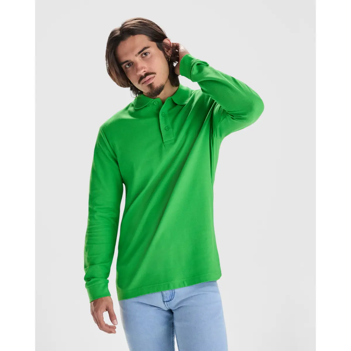 Polo piqué manga larga Roly ESTRELLA L/S 7 Polo Roly ESTRELLA L/S en verde grass de manga larga, vista frontal con modelo