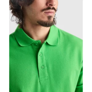 Polo Roly ESTRELLA L/S en verde grass, detalle del cuello y la tapeta