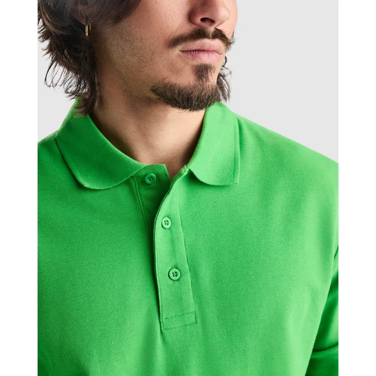 Polo piqué manga larga Roly ESTRELLA L/S 8 Polo Roly ESTRELLA L/S en verde grass, detalle del cuello y la tapeta