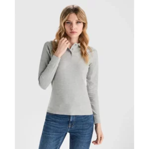Polo Roly ESTRELLA WOMAN L/S en gris vigoré de manga larga, vista frontal con modelo