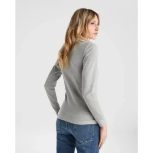 Polo Roly ESTRELLA WOMAN L/S en gris vigoré de manga larga, vista trasera con modelo