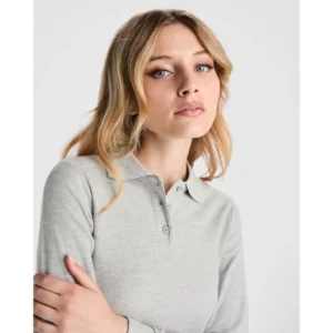 Polo Roly ESTRELLA WOMAN L/S en gris vigoré, detalle del cuello y la tapeta