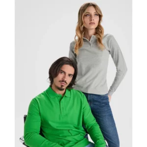 Polo Roly ESTRELLA WOMAN L/S en gris vigoré de manga larga, junto a un polo masculino verde, vista frontal