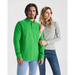 Polo Roly ESTRELLA WOMAN L/S en gris vigoré de manga larga, junto a un polo masculino verde, modelos de pie