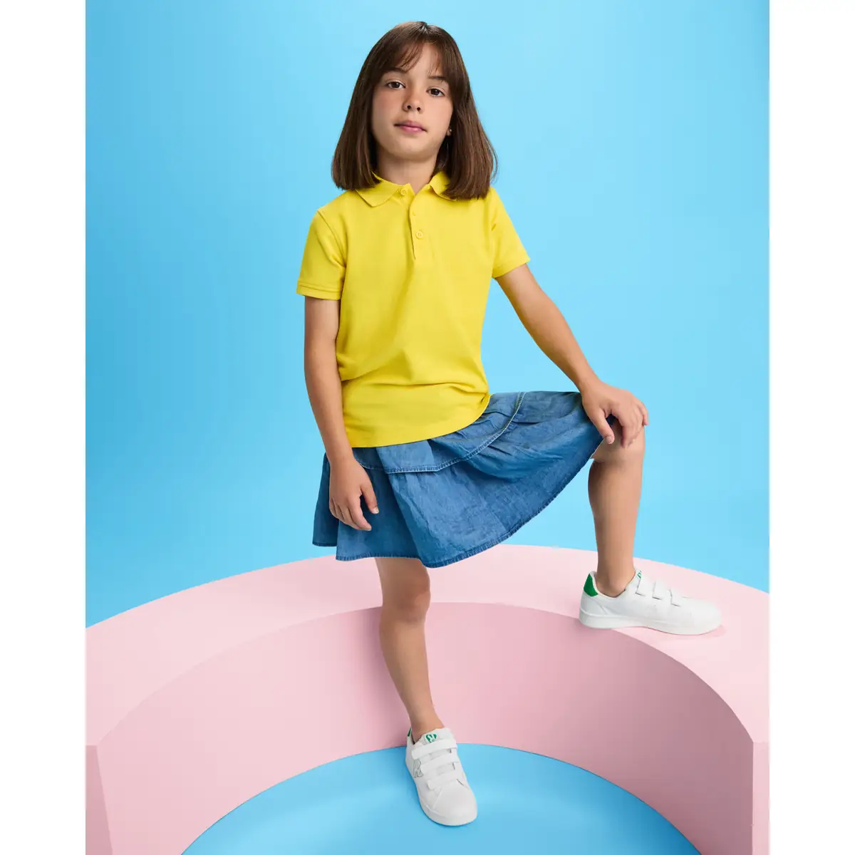 Polo piqué manga corta Roly STAR 2 Polo Roly STAR en amarillo, vista frontal con modelo infantil