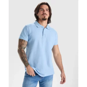 Polo Roly STAR en celeste, vista frontal con modelo