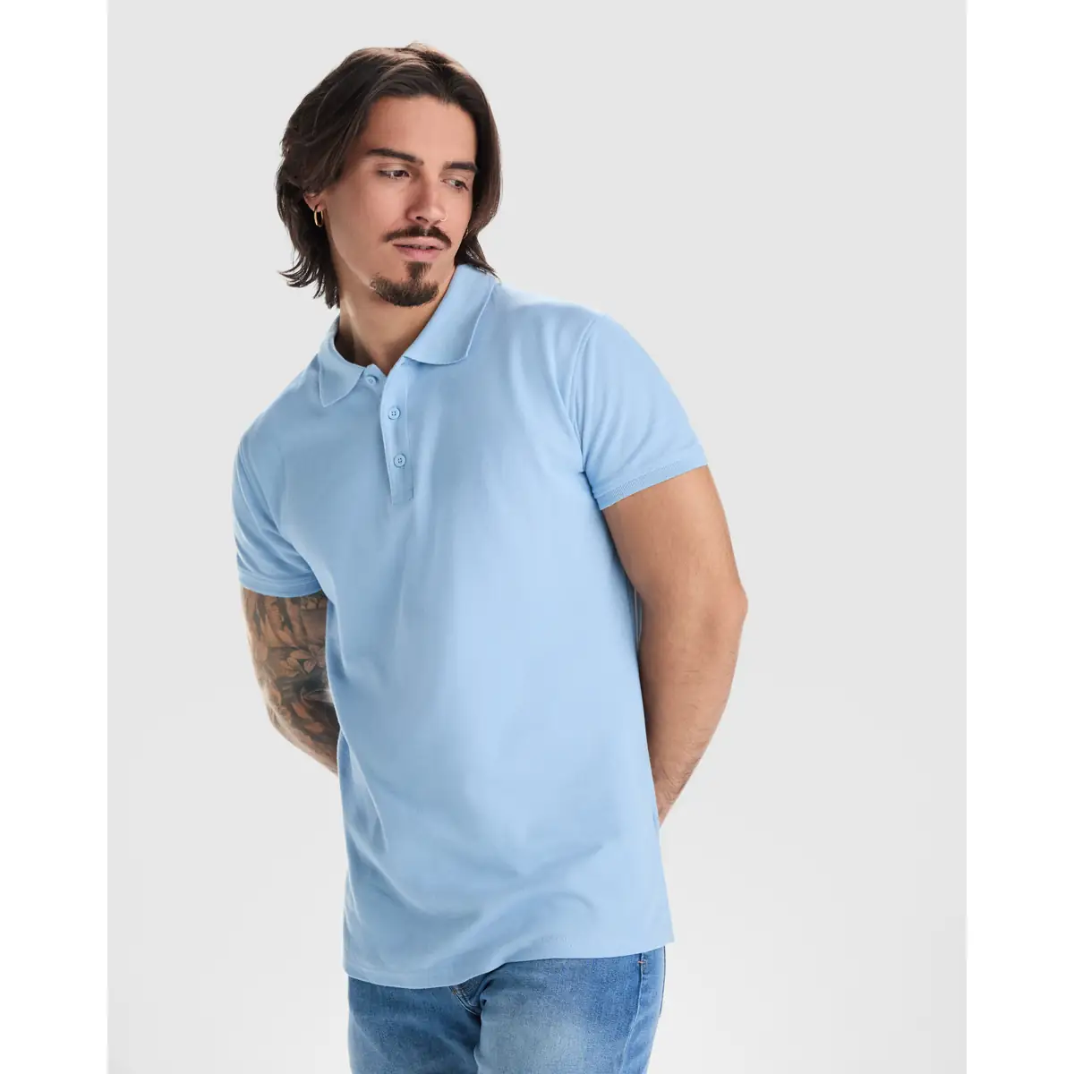 Polo piqué manga corta Roly STAR 7 Polo Roly STAR en celeste, vista frontal con modelo