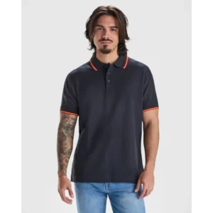 Polo Roly NATION en azul marino, vista frontal con modelo