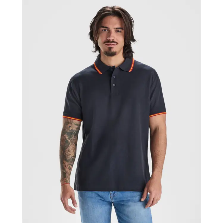Polo piqué con bandera bordada Roly NATION 1 Polo Roly NATION en azul marino, vista frontal con modelo