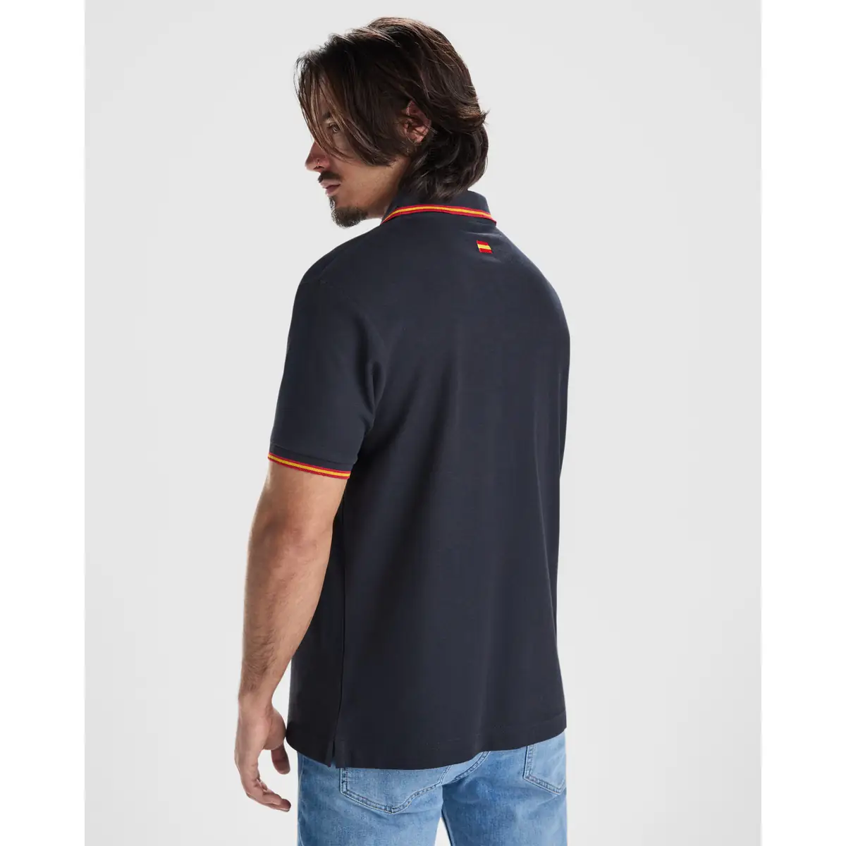 Polo piqué con bandera bordada Roly NATION 2 Polo Roly NATION en azul marino, vista trasera con modelo