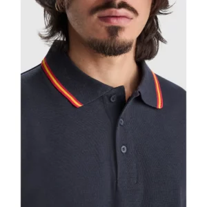 Polo Roly NATION en azul marino, detalle del cuello y la tapeta