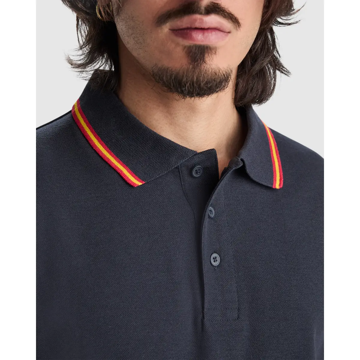 Polo piqué con bandera bordada Roly NATION 15 Polo Roly NATION en azul marino, detalle del cuello y la tapeta