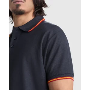 Polo Roly NATION en azul marino, detalle de los ribetes del cuello y la manga