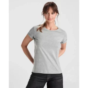 Camiseta Roly 6643 de manga corta en gris jaspeado, vista frontal sobre una modelo.