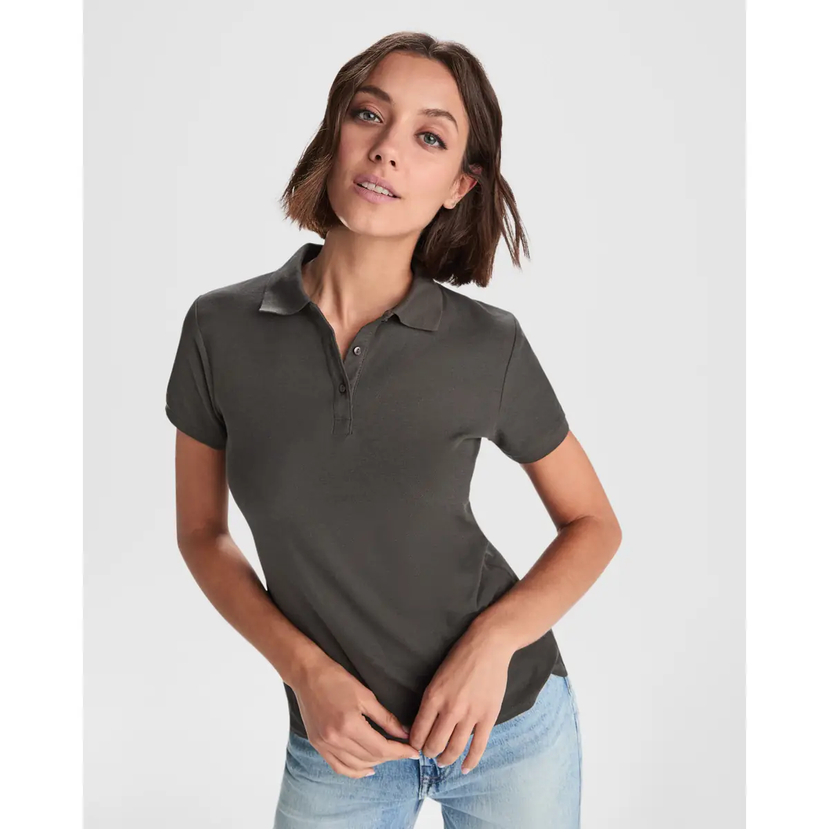 Polo piqué mujer Roly PEGASO WOMAN PREMIUM 1 Polo Roly PEGASO WOMAN PREMIUM en plomo oscuro, vista frontal con modelo
